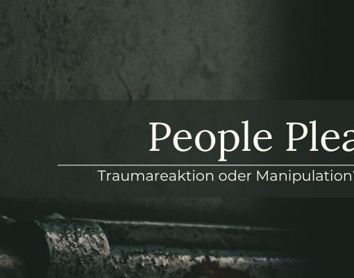 Schmutziger Smiley-Button vor schwarzem Hintergrund - People Pleasing - Traumareaktion oder Manipulation?