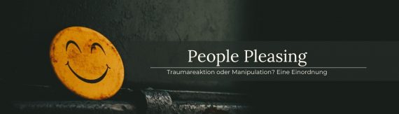 Schmutziger Smiley-Button vor schwarzem Hintergrund - People Pleasing - Traumareaktion oder Manipulation?